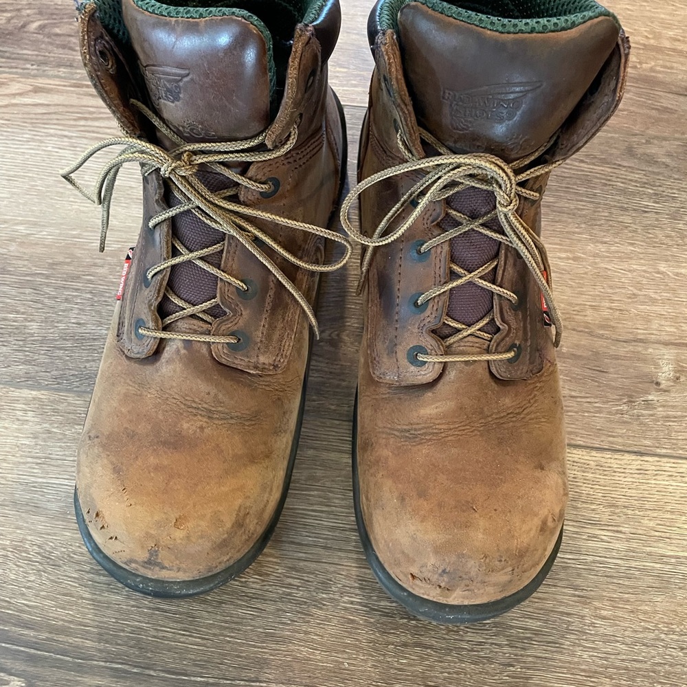 Men’s size 11 Red Wing composite toe work boots.